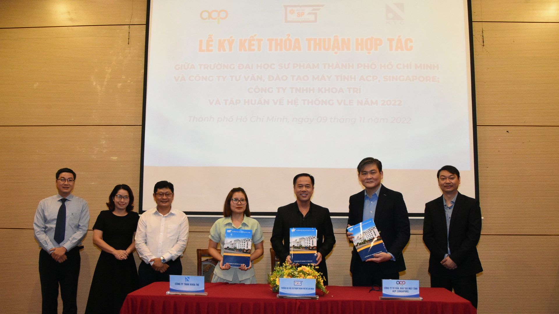 Lễ ký kết Thỏa thuận hợp tác của Trường Đại học Sư phạm Thành phố Hồ Chí Minh - Công ty TVĐT Máy tính ACP (Singapore) - Công ty TNHH Khoa Trí và tập huấn hệ thống VLE năm 2022